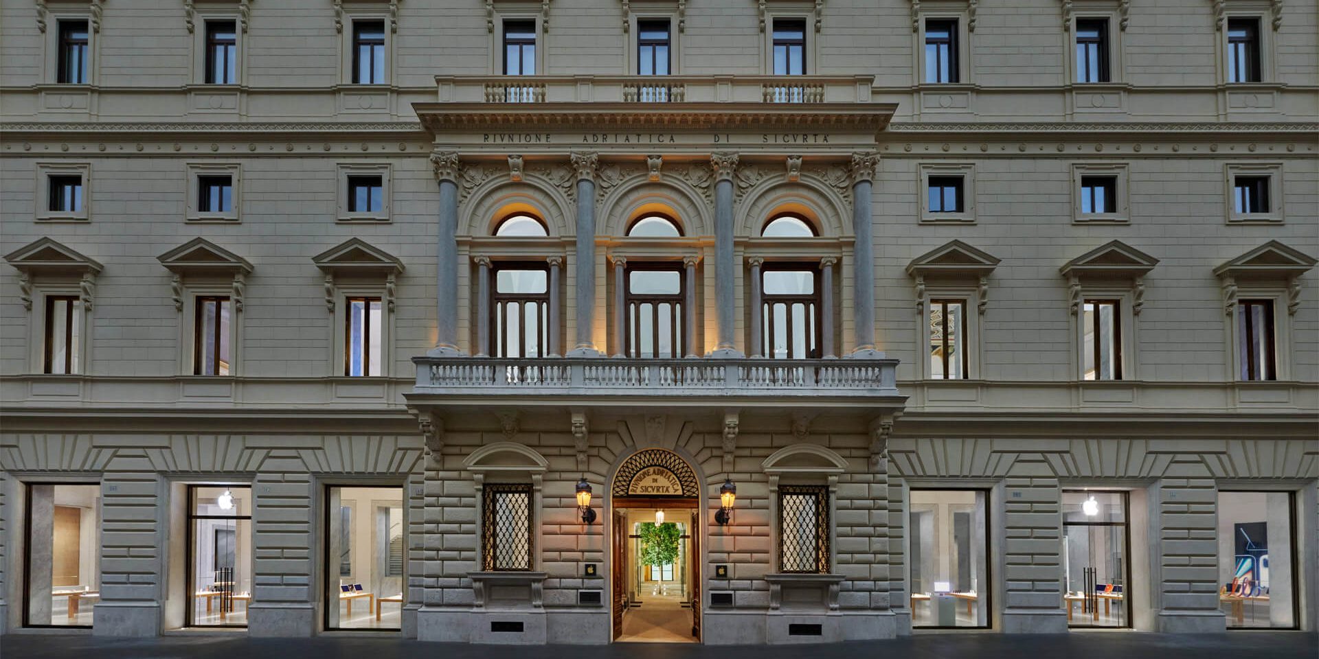 00-ek-magazine-articles-apple-store-via-del-Corso