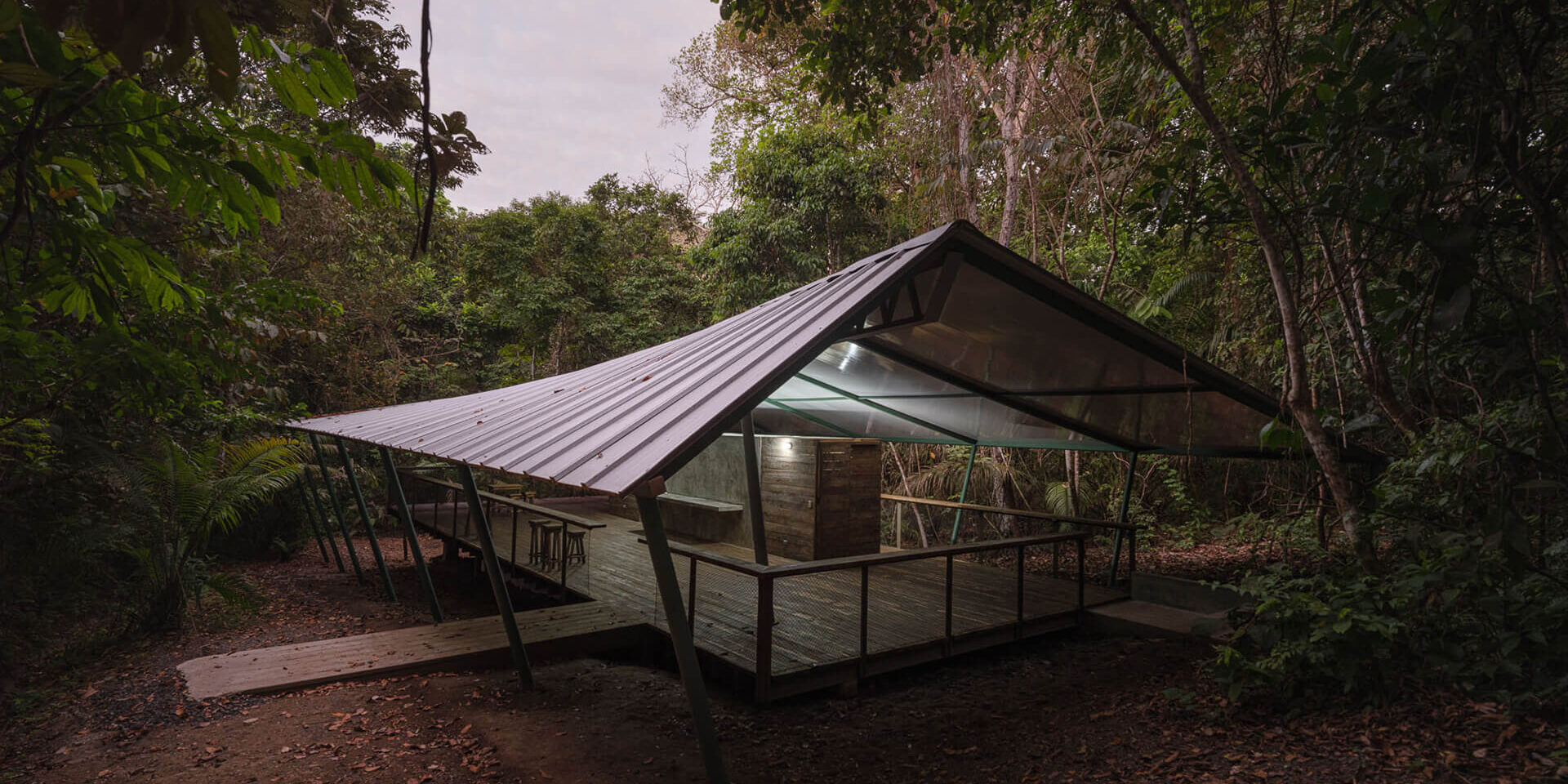 00-cover Shelter in the rainforest -