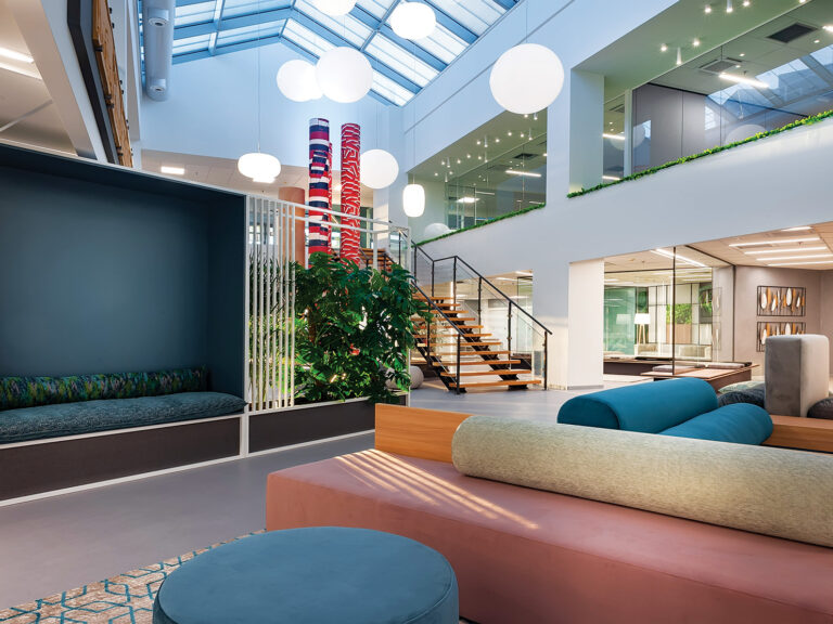 Papastratos Tobacco -
Roi Giannopoulou -ek magazine