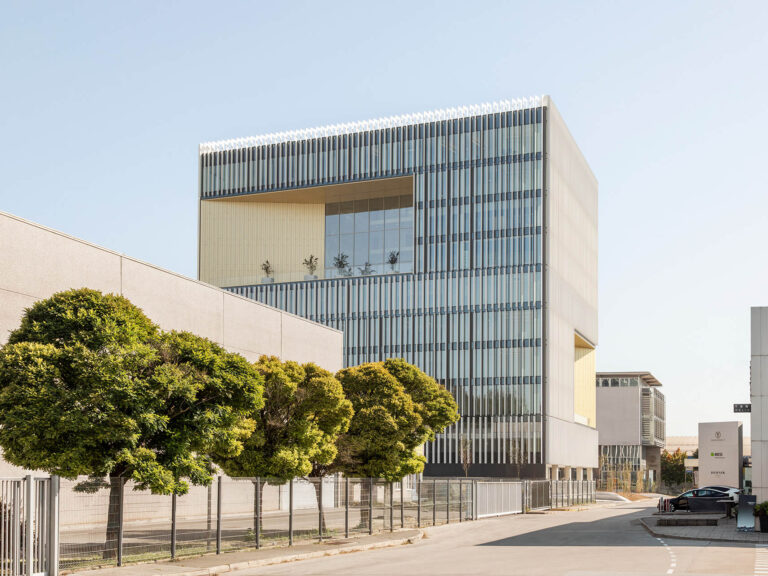 DCB Montana - BAX Studio - ekmagazine