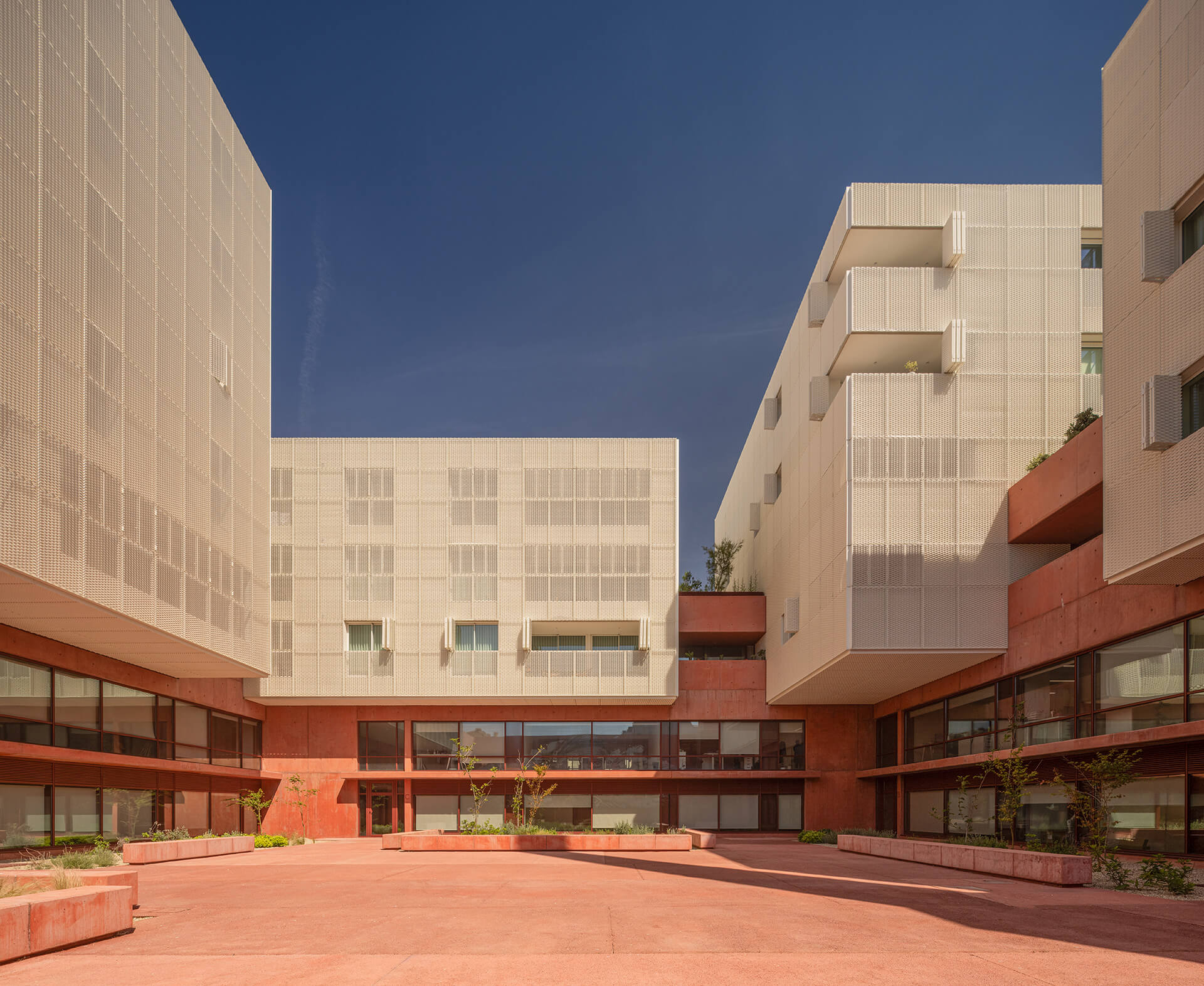 -10 Contemporary Workplace Design Projects-2026-ekemagazine