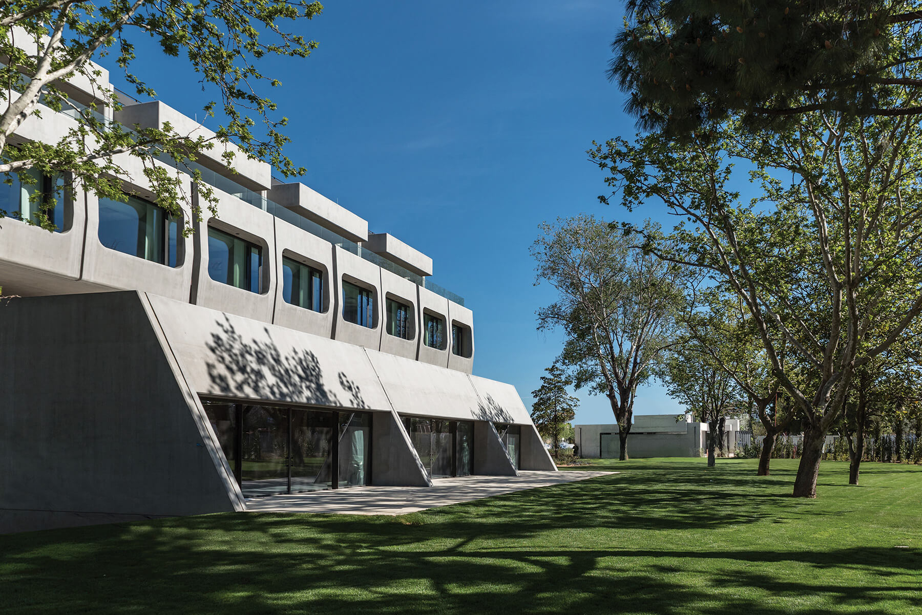 -10 Contemporary Workplace Design Projects-2026-ekemagazine