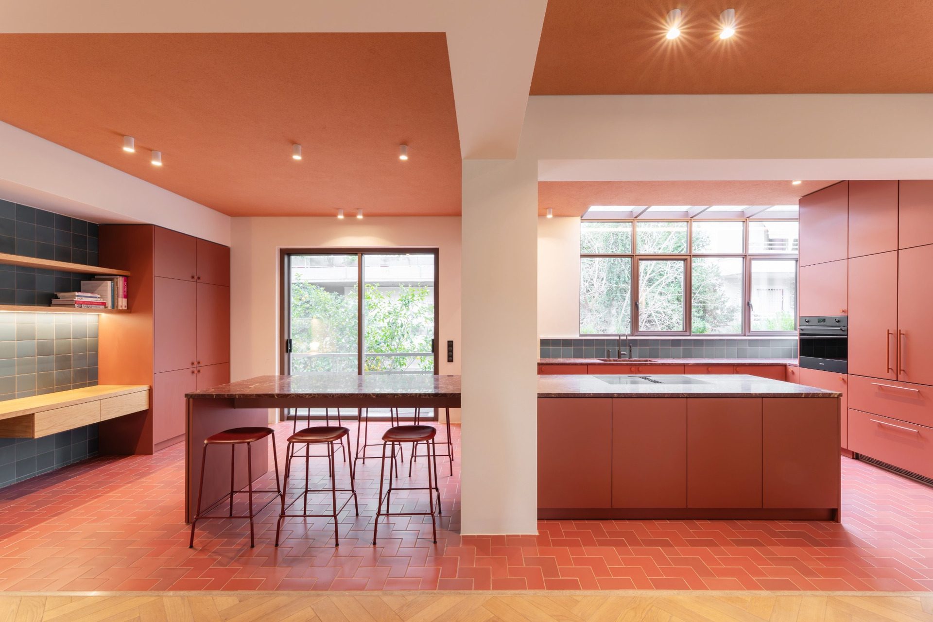 Open-plan kitchen and dining area with terracotta tiles in Chalandri residence