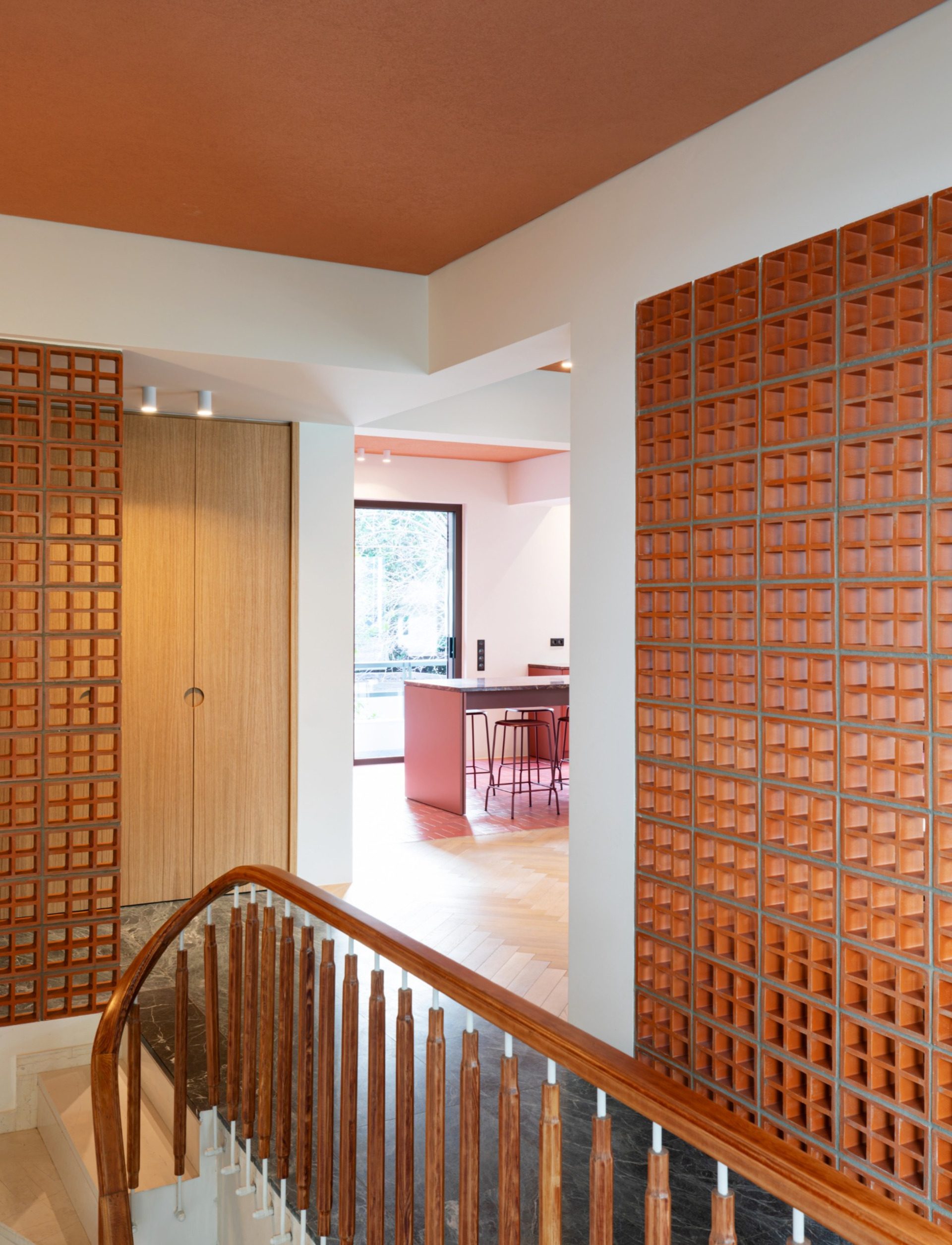 Staircase landing between ceramic claustra screens in Chalandri residence