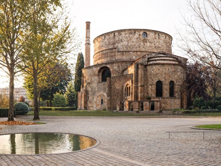 Rotunda of Thessaloniki with reflecting pool in the Armosi masterplan proposal